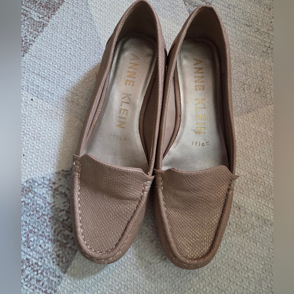 Anne Klein Women's Beige Loafer Size 6.5